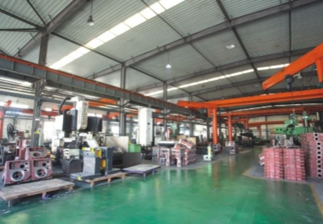 Radial drilling machine spindle box processing workshop