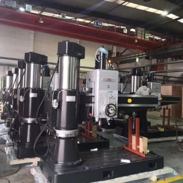 D50 radial drilling machine with tool unloading function