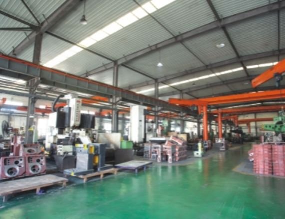 Radial drilling machine core component spindle box production workshop