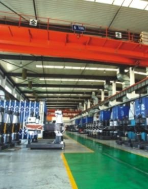 Radial drilling machine with its own spraying workshop