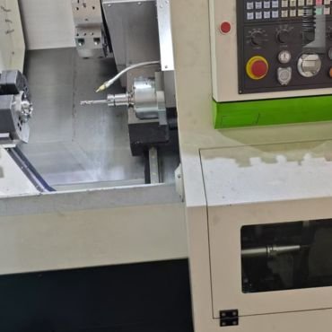 The Z600 CNC mill-turn machine is capable of drilling, tapping and reaming off-centre holes with the subspindle, and supports automatic switching of 6 tools.